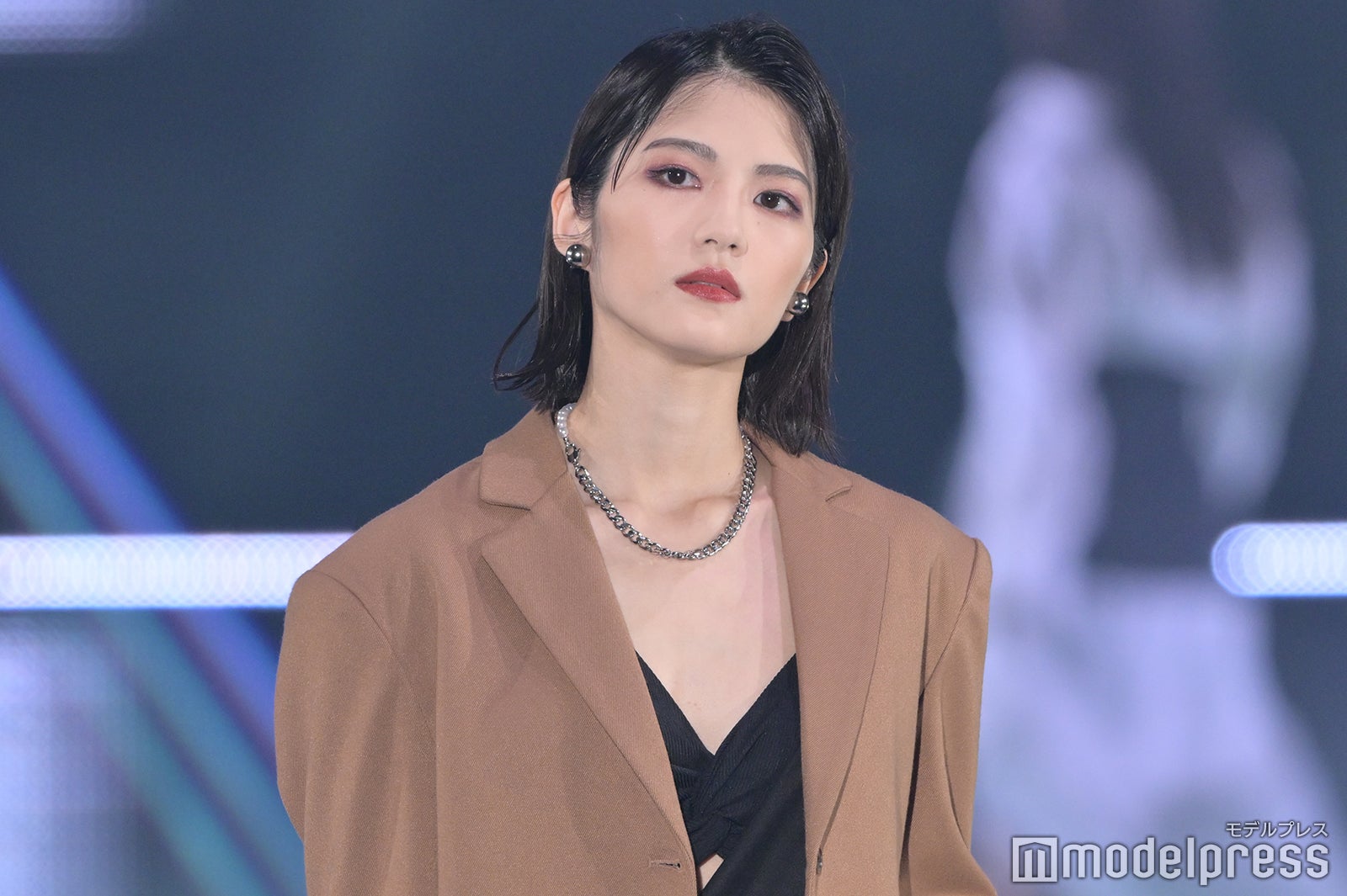 若月佑美、胸元ざっくりコーデで大人の魅力 圧巻オーラ放つ＜GirlsAward 2023 S／S＞