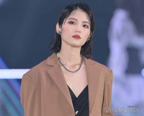 若月佑美、胸元ざっくりコーデで大人の魅力 圧巻オーラ放つ<GirlsAward 2023 S/S>