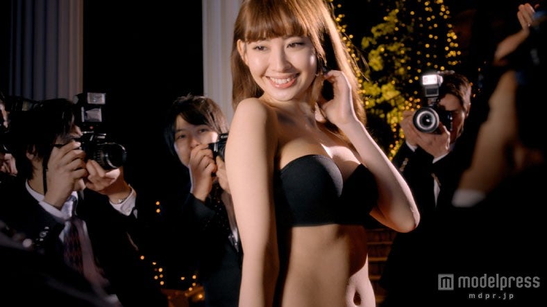 新CM「ワークブラ 小嶋陽菜」篇より
