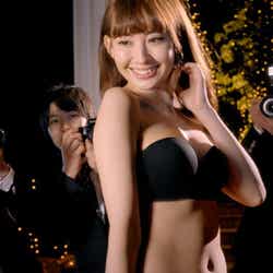 新CM「ワークブラ 小嶋陽菜」篇より