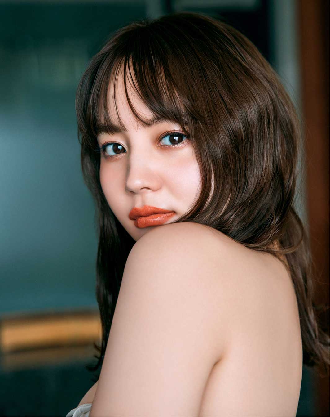 NANAMI、大胆に美背中披露 写真集表紙カット解禁