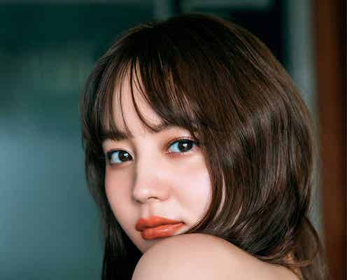 NANAMI、大胆に美背中披露 写真集表紙カット解禁
