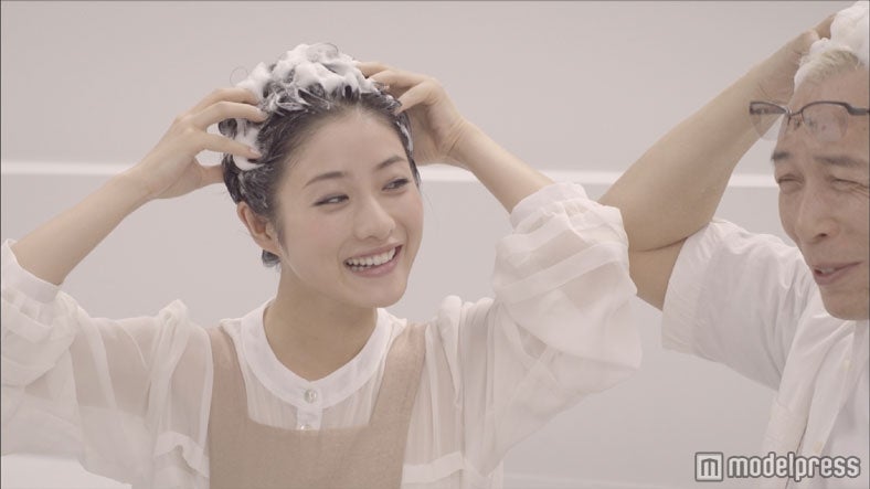 左から：石原さとみ、所ジョージ（新CM「会話編（石原さとみ）」）