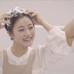 左から:石原さとみ、所ジョージ(新CM「会話編(石原さとみ)」)