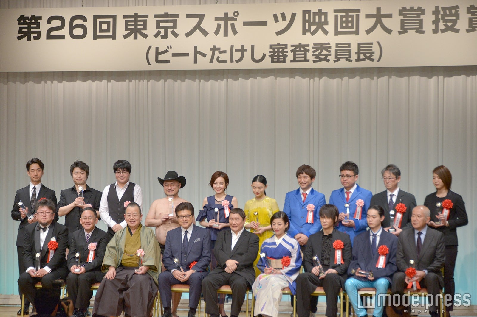 綾野剛が授賞式会場で見せた コミュ力 がすごい 第26回東京スポーツ映画大賞 モデルプレス 綾野剛が授賞式会場で見せた コミュ力 がすごい 第26回東京スポーツ映画大賞 モデルプレス