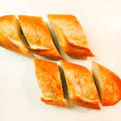 手順1：フランスパンは6等分に切る／画像提供：柏原歩