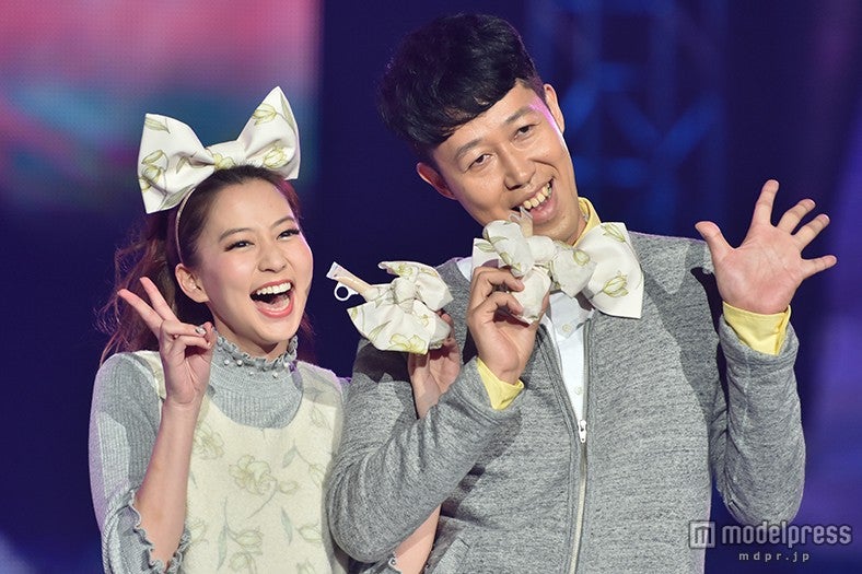 小籔千豊、河北麻友子と腕を組みキュートにポーズ　女子力の高さで会場沸かす