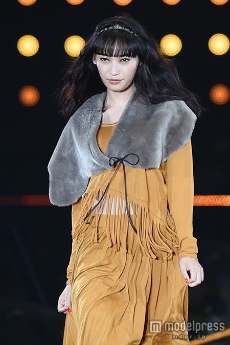 大政絢、フリンジでお腹チラ見せ　シック＆キュートなランウェイに歓声＜TGC2015A／W＞