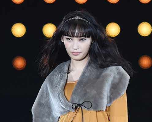 大政絢、フリンジでお腹チラ見せ シック&キュートなランウェイに歓声<TGC2015A/W>