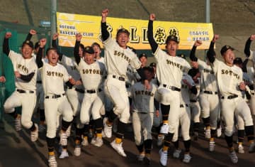 33年ぶりセンバツ出場の崇徳 カープのドラ1名手も満面の笑み 23年から母校で総監督 センバツ初V時のメンバー