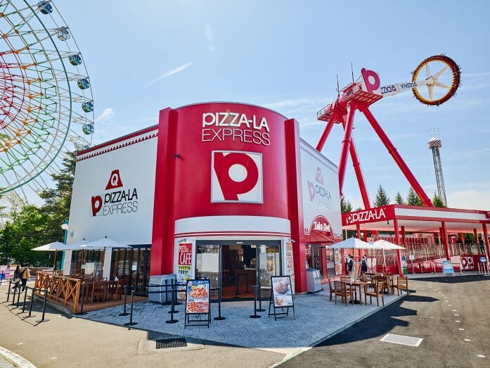 隣にはおなじみのピザ店「PIZZA-LA EXPRESS」があります