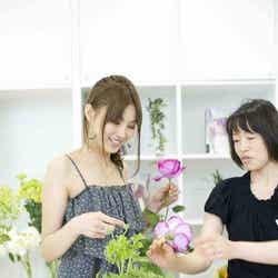 フラワーアレンジメントを体験する押切もえ