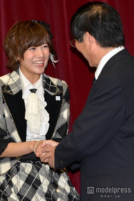 笑顔で握手を交わす宮澤佐江