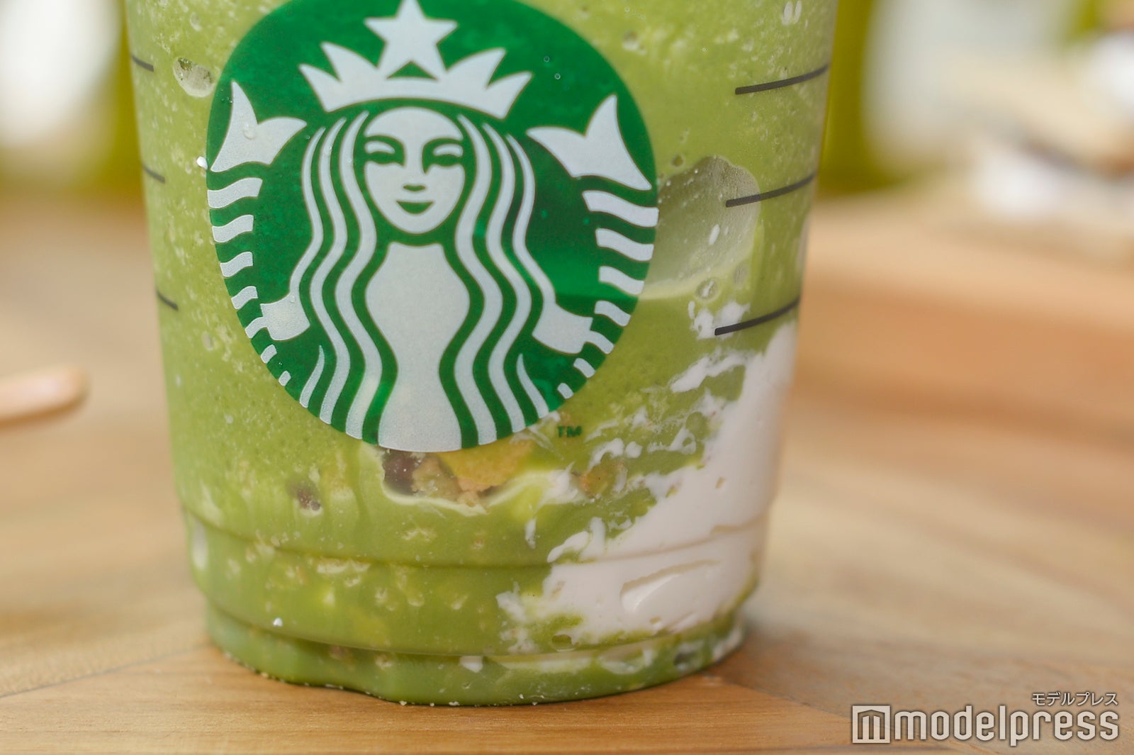 カップの中にもホイップクリーム＆スモアを表現したトッピング （C）モデルプレス