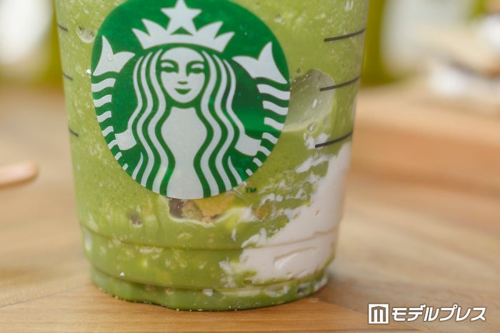 カップの中にもホイップクリーム＆スモアを表現したトッピング （C）モデルプレス