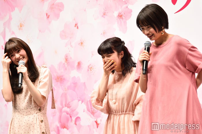 優希美青に褒められ、「もっと言って」とおねだりする広瀬すず (C)モデルプレス