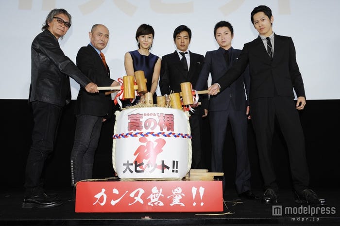 映画「藁の楯(わらのたて)」公開記念舞台挨拶(左から:三池崇史監督、伊武雅刀、松嶋菜々子、大沢たかお、藤原竜也、永山絢斗)