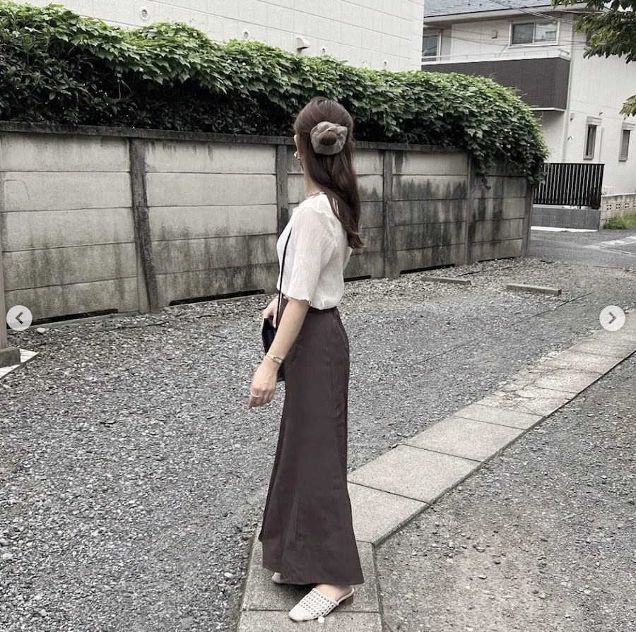 シアートップスの絶妙な透け感がある淡色コーデ