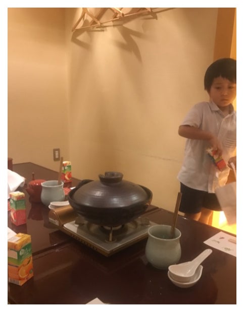 皆にジュースを配る勸玄くん／市川海老蔵オフィシャルブログ（Ameba）より