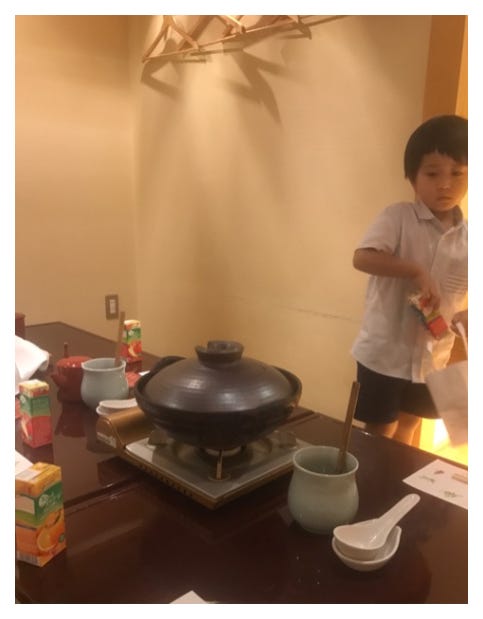 皆にジュースを配る勸玄くん/市川海老蔵オフィシャルブログ(Ameba)より