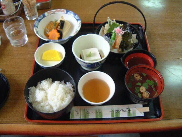 高野豆腐、胡麻豆腐などが入った高野山の精進料理