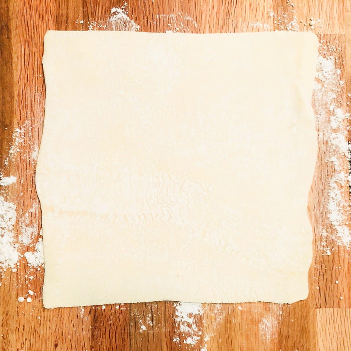 手順1:冷凍パイシートは綿棒で18cm×18cmくらいの大きさに広げる/画像提供:柏原歩