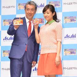 井上真央(右)と高田純次(左)