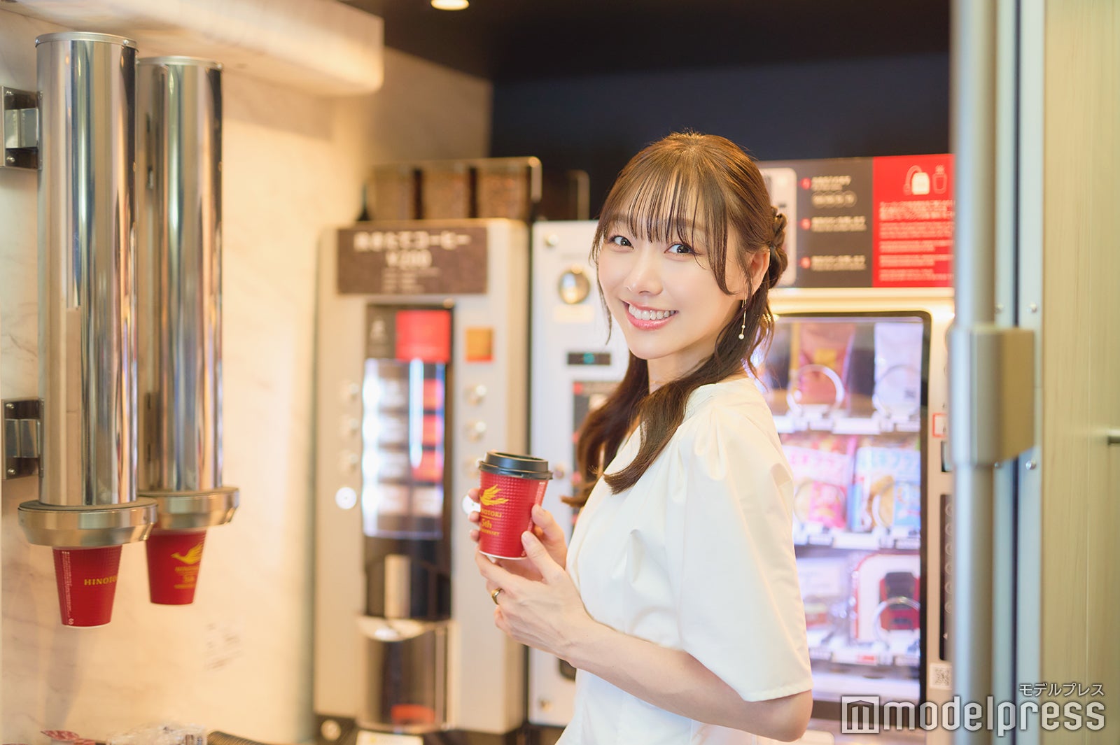 カフェスポットでコーヒーをチョイス（C）モデルプレス