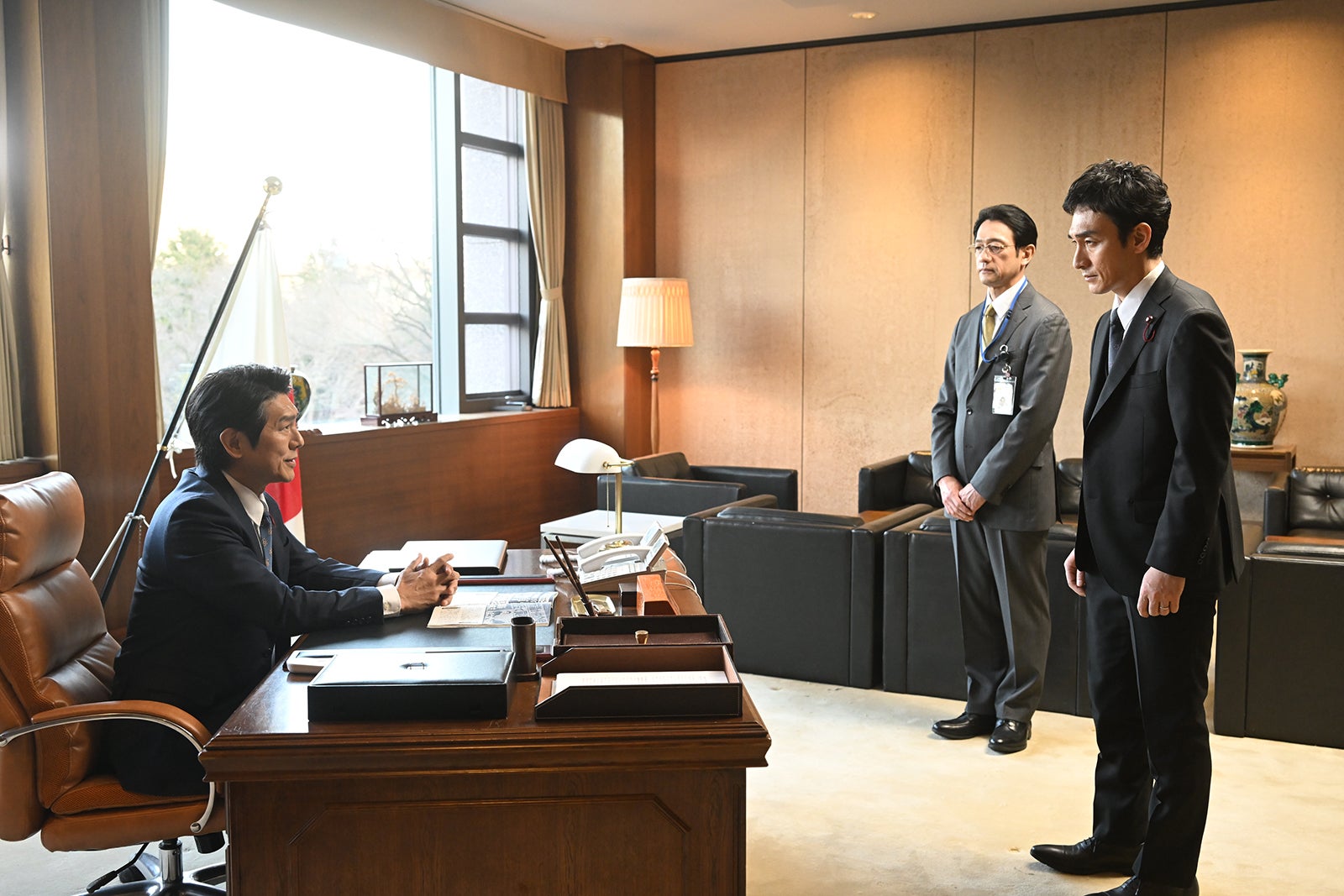 高橋克典、飯田基祐、草なぎ剛 「罠の戦争」最終話より（C）カンテレ