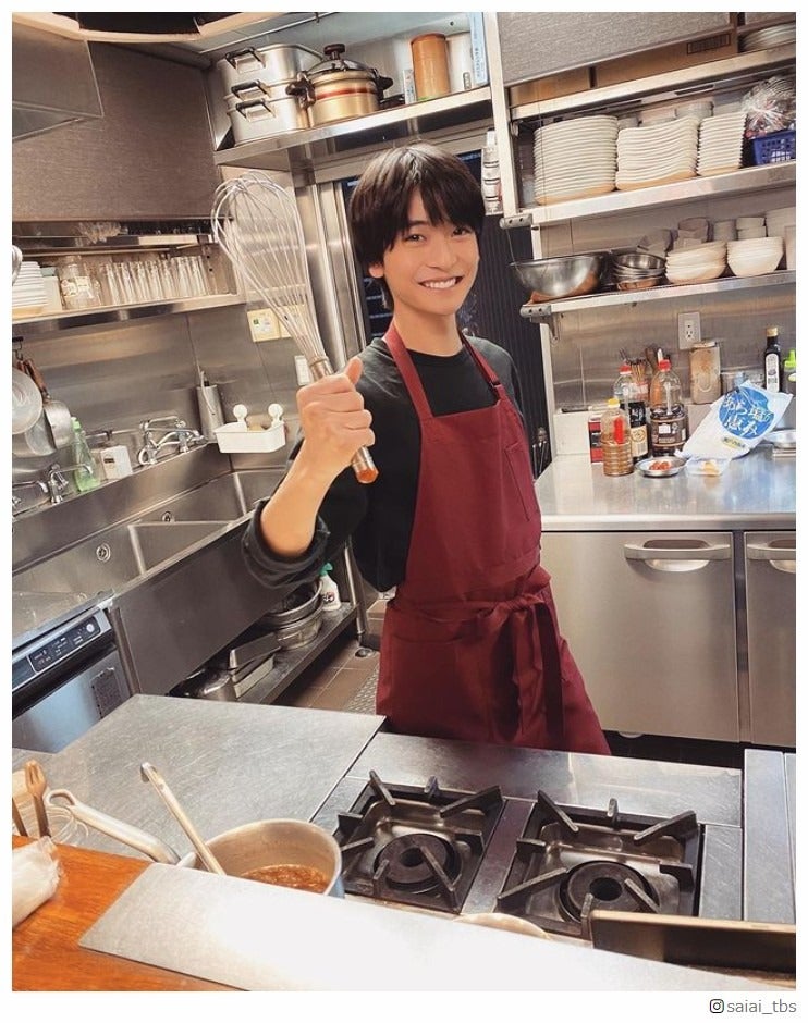 「最愛」高橋文哉、“エプロン姿”のオフショット公開「こんな弟欲しい」「笑顔可愛すぎる」と反響