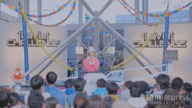 結果を待ち怯える武井咲／NEC新TVCM「LaVie CHALLENGE！！」篇より