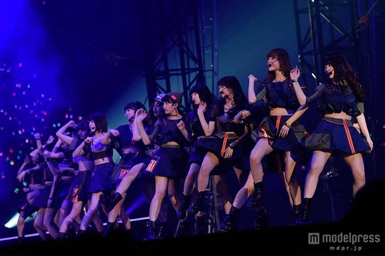 ライブの様子（C）AKS