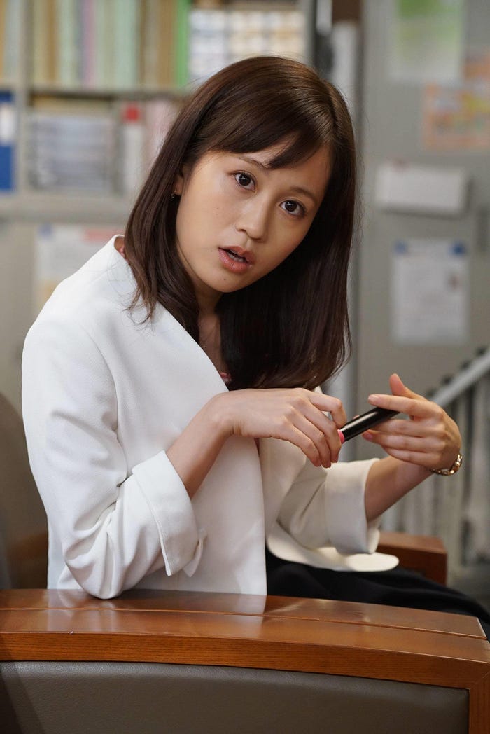 前田敦子演じる小出未亜「民衆の敵~世の中、おかしくないですか!?~」(画像提供:フジテレビ)