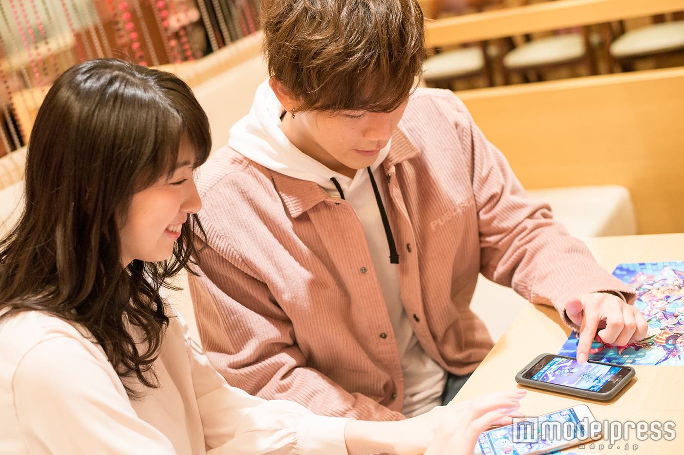 「パシャ★モン」にハマる2人(C)モデルプレス