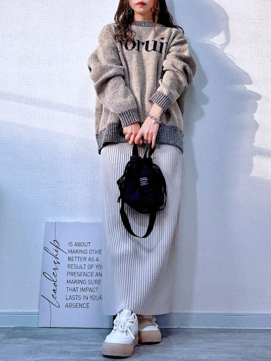 cocaランダムリブロングIラインスカート　ライトベージュのワントーンコーデ