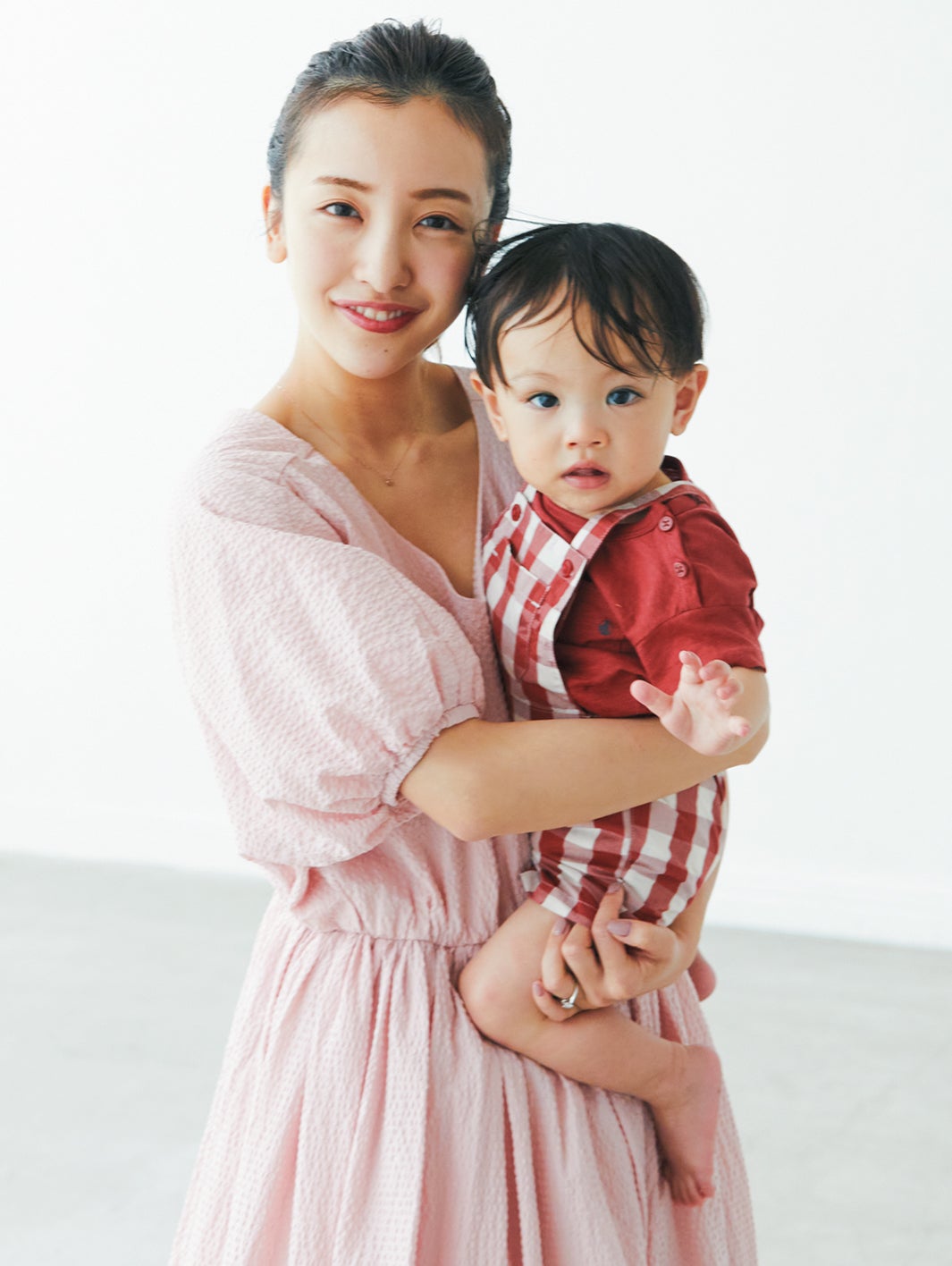 ★み様確認用★板野友美 画像1/5) 板野友美「ひよこクラブ」2号連続表紙で母の顔 愛娘の
