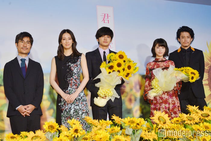 (左から)月川翔監督、北川景子、北村匠海、浜辺美波、小栗旬/ 「君の膵臓をたべたい」初日舞台挨拶より(C)モデルプレス