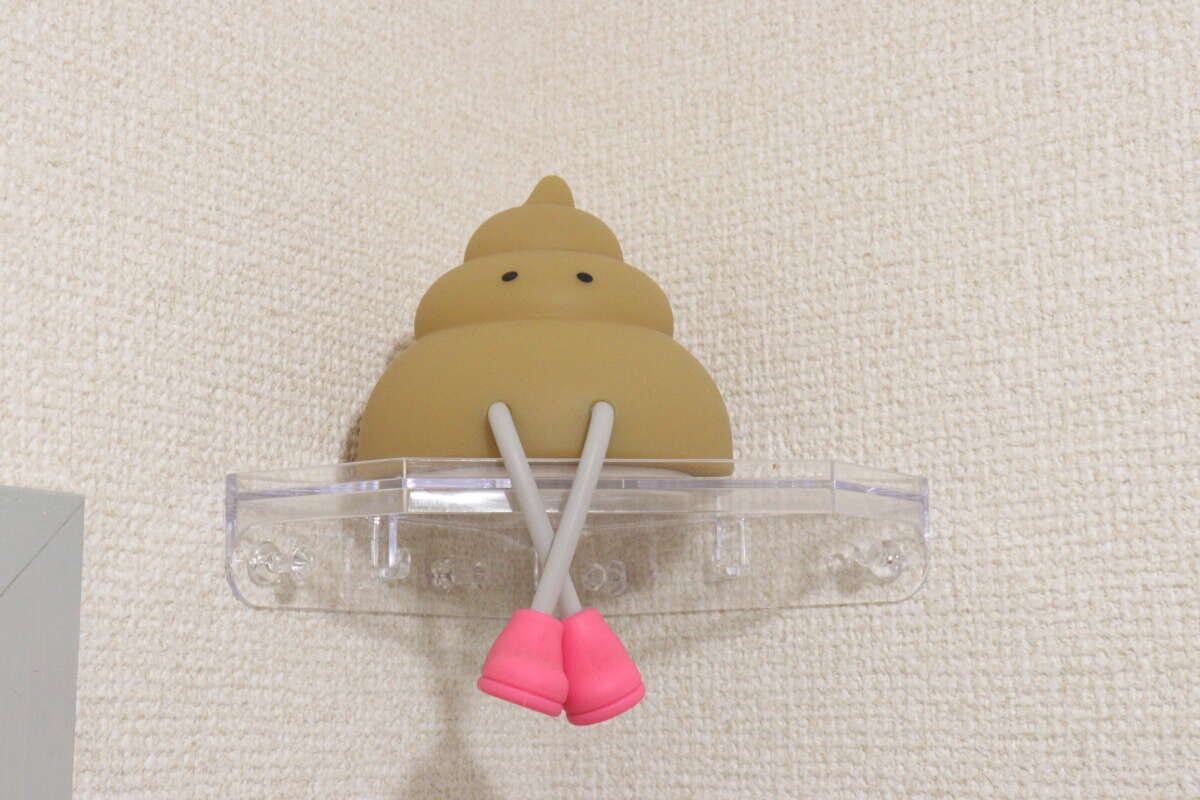 壁のコーナーに設置されたラックにキャラクターが座る