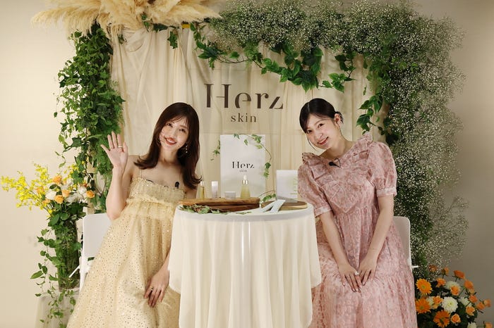 舟山久美子、吉田朱里/写真:Ayami(提供写真)