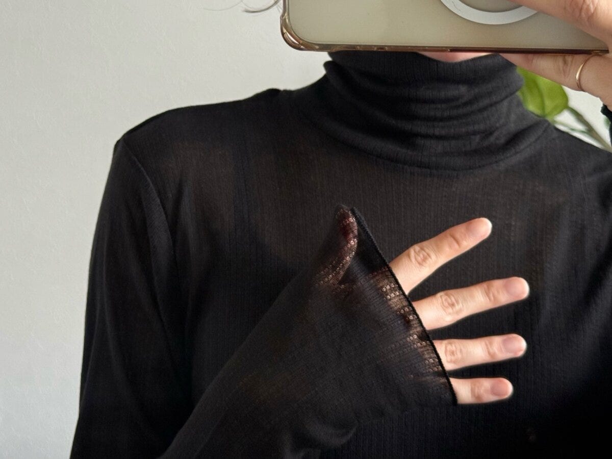 黒タートルネックTの透け感と長めの袖口のアップ 黒タートルネックTの透け感と長めの袖口のアップ