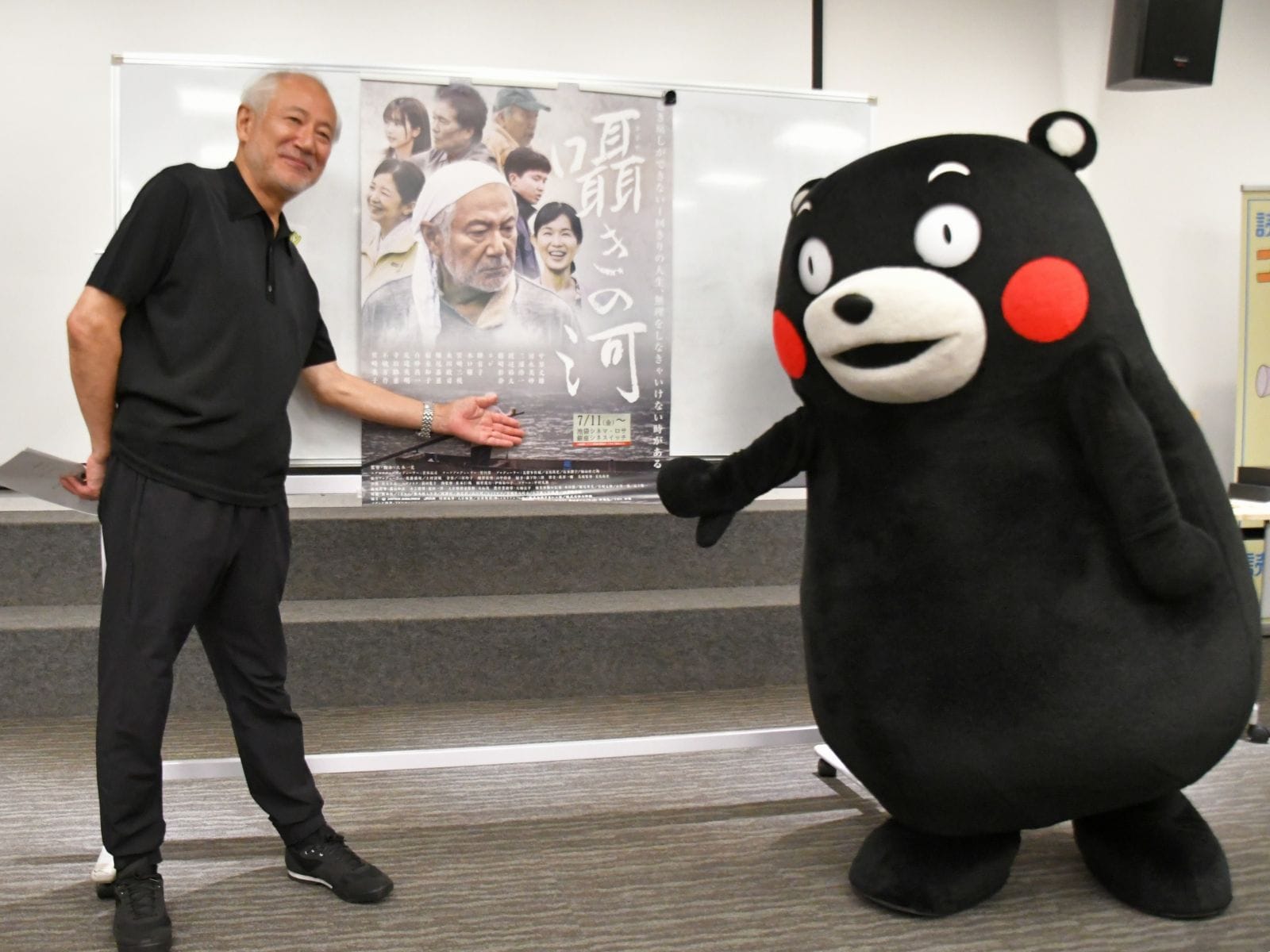 中原丈雄さんといっしょに=6月15日、東京都千代田区