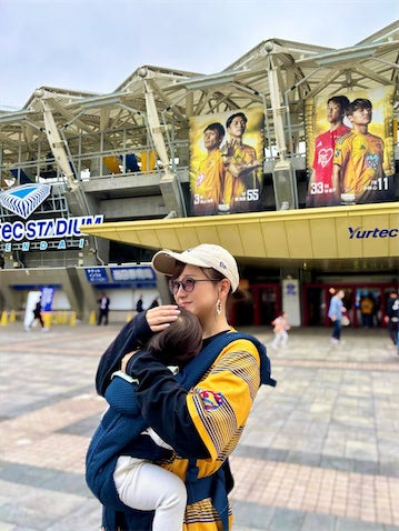 小松彩夏、1歳愛息子とのサッカー観戦に大興奮「歴史的な瞬間に立ち会うことができて幸せ」