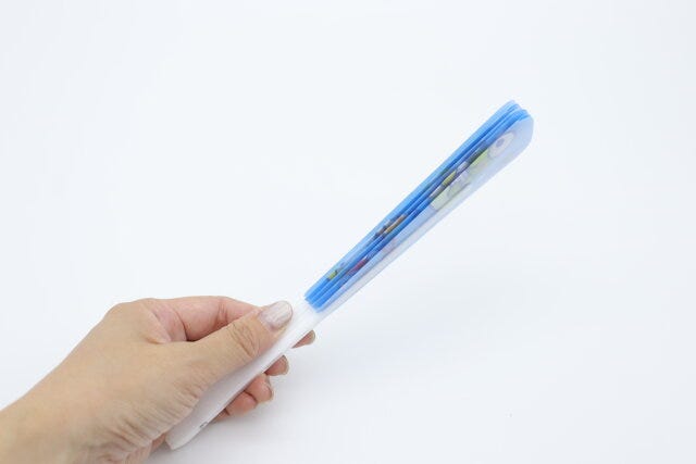 ダイソーのプラスチック製水をはじく扇子
