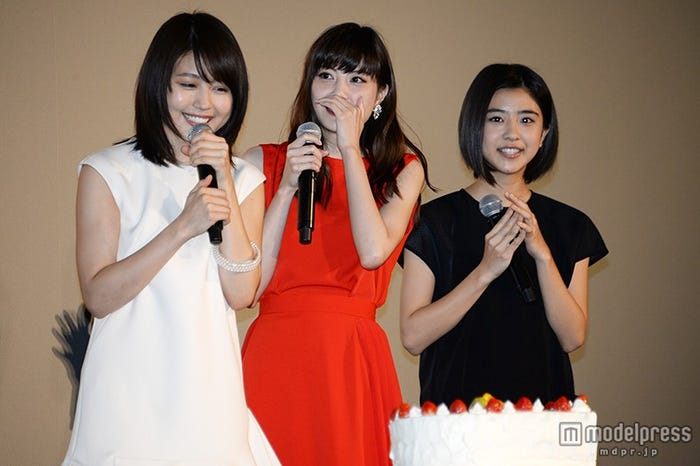 サプライズに驚く(左から)有村架純、佐藤ありさ、黒島結菜