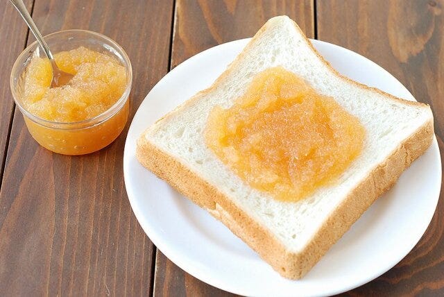 食パン　りんごジャム塗る　