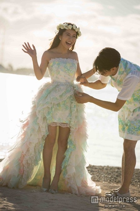 夫とお揃いのアロハ柄のドレスを披露