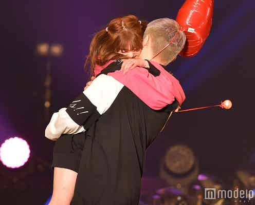 ちゃんえな(中野恵那)、恋人・平本蓮から軽々抱っこ カップルランウェイ<超十代>