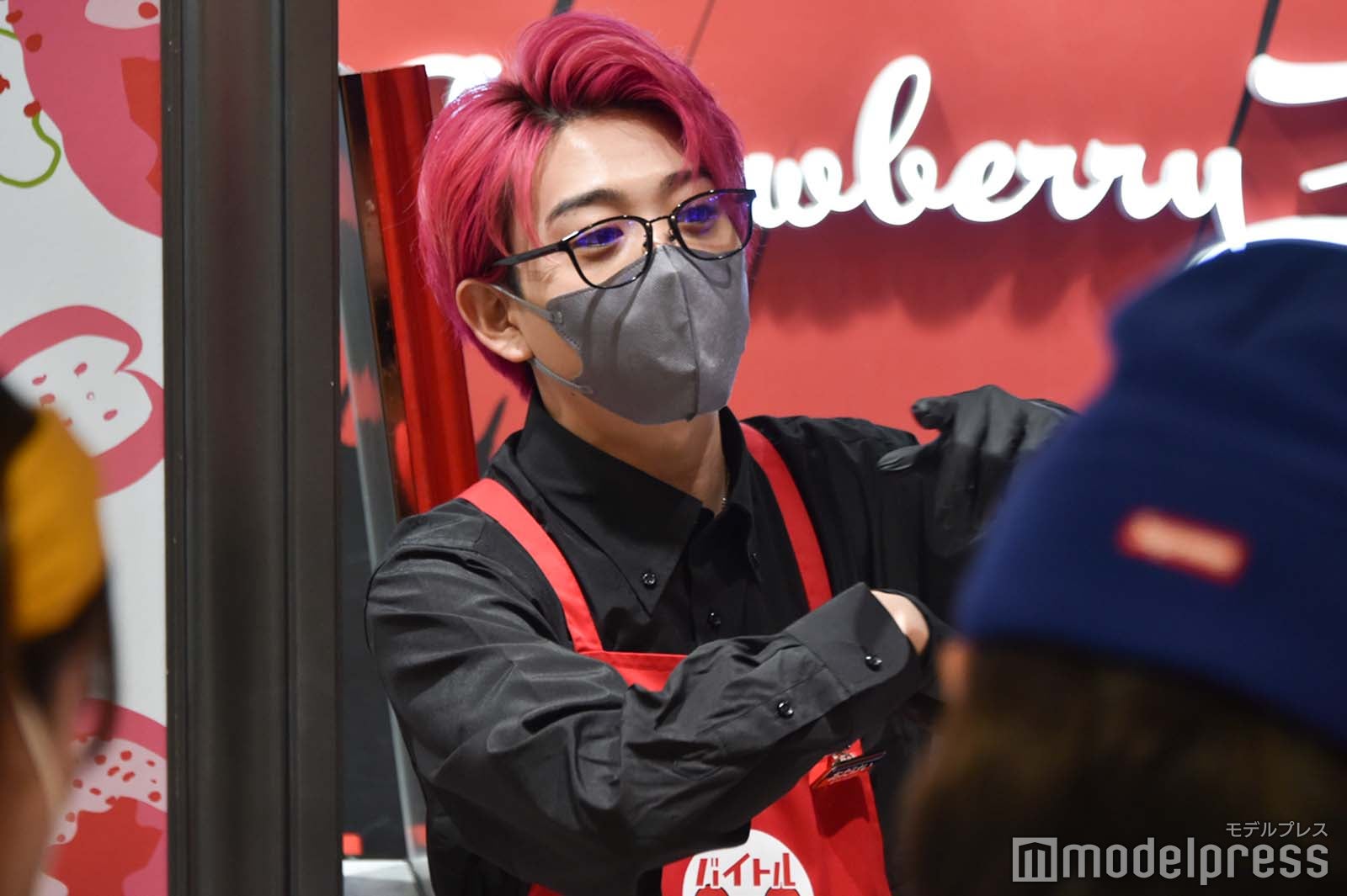 店内が混雑し、厨房から出てきて客にスムーズな会計方法を自ら伝えるおだけい （C）モデルプレス