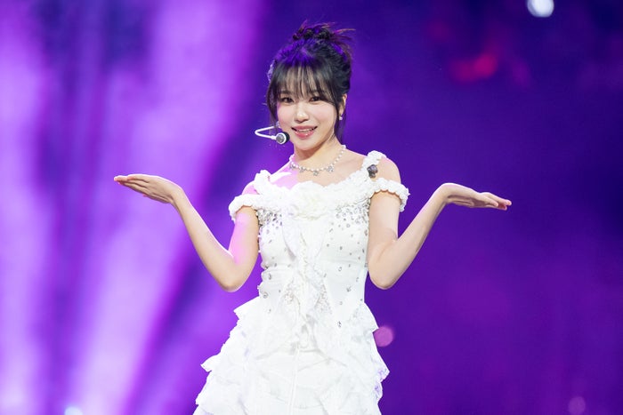 チョ・ユリ、テイラー・スウィフト楽曲カバー 圧巻の歌声LAに響かせる【KCON LA 2024／DAY2】