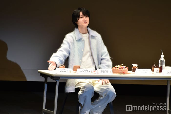 No.1のケーキを発表する桜田通(C)モデルプレス